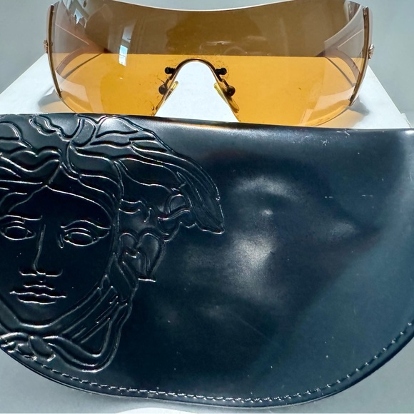 Vintage Gold Gianni Versace sunglasses unisex - Picture 2 of 10